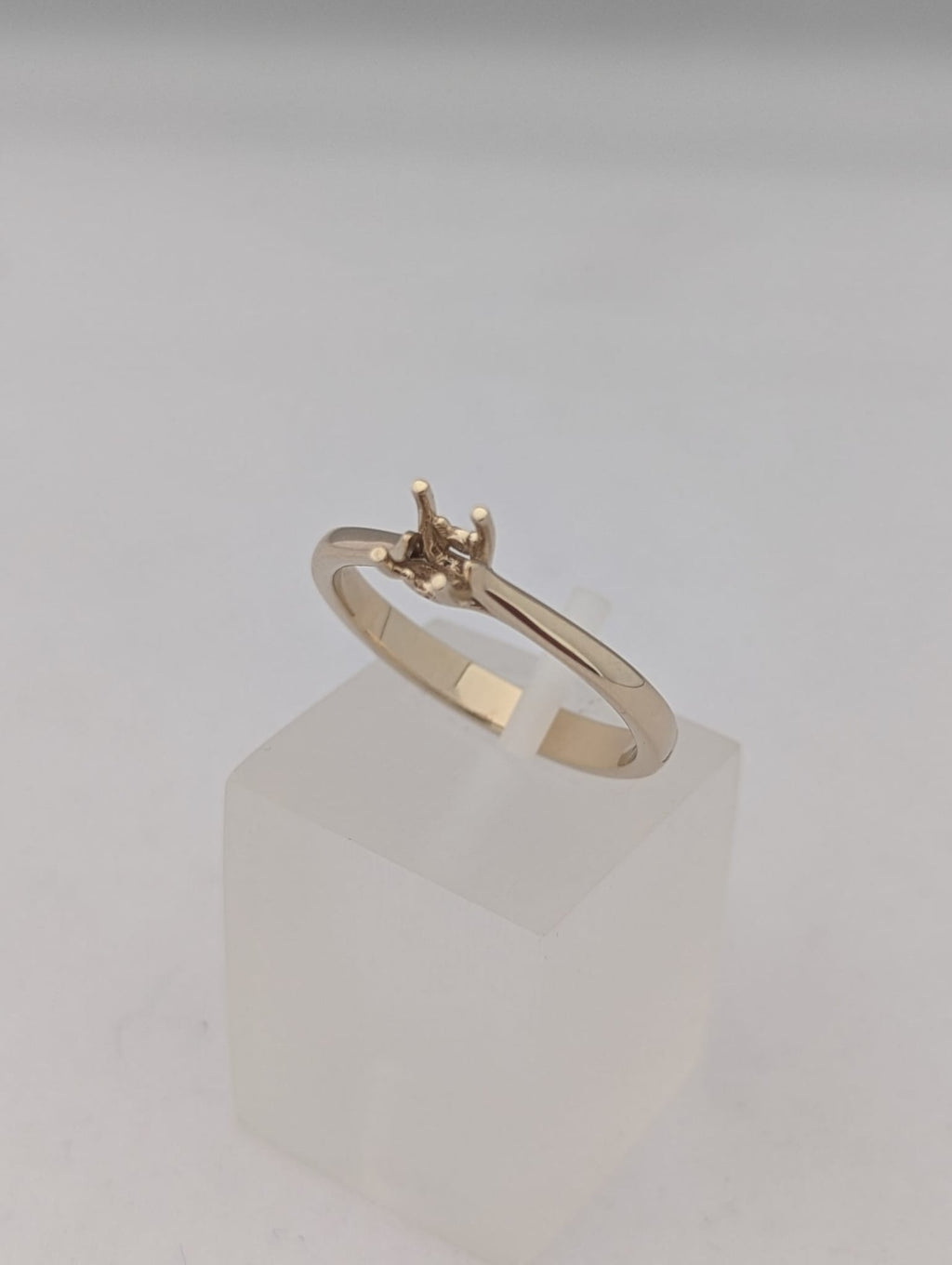 4 Prong (U) Ring Mounting 18kt White Gold (for a 0.30ct round diamond)