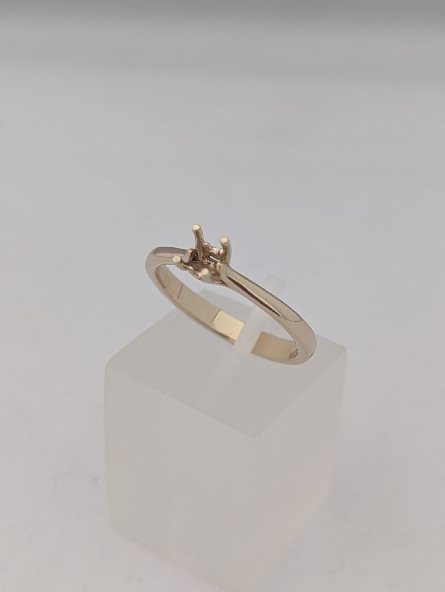 4 Prong (U) Ring Mounting 18kt White Gold (for a 0.30ct round diamond)