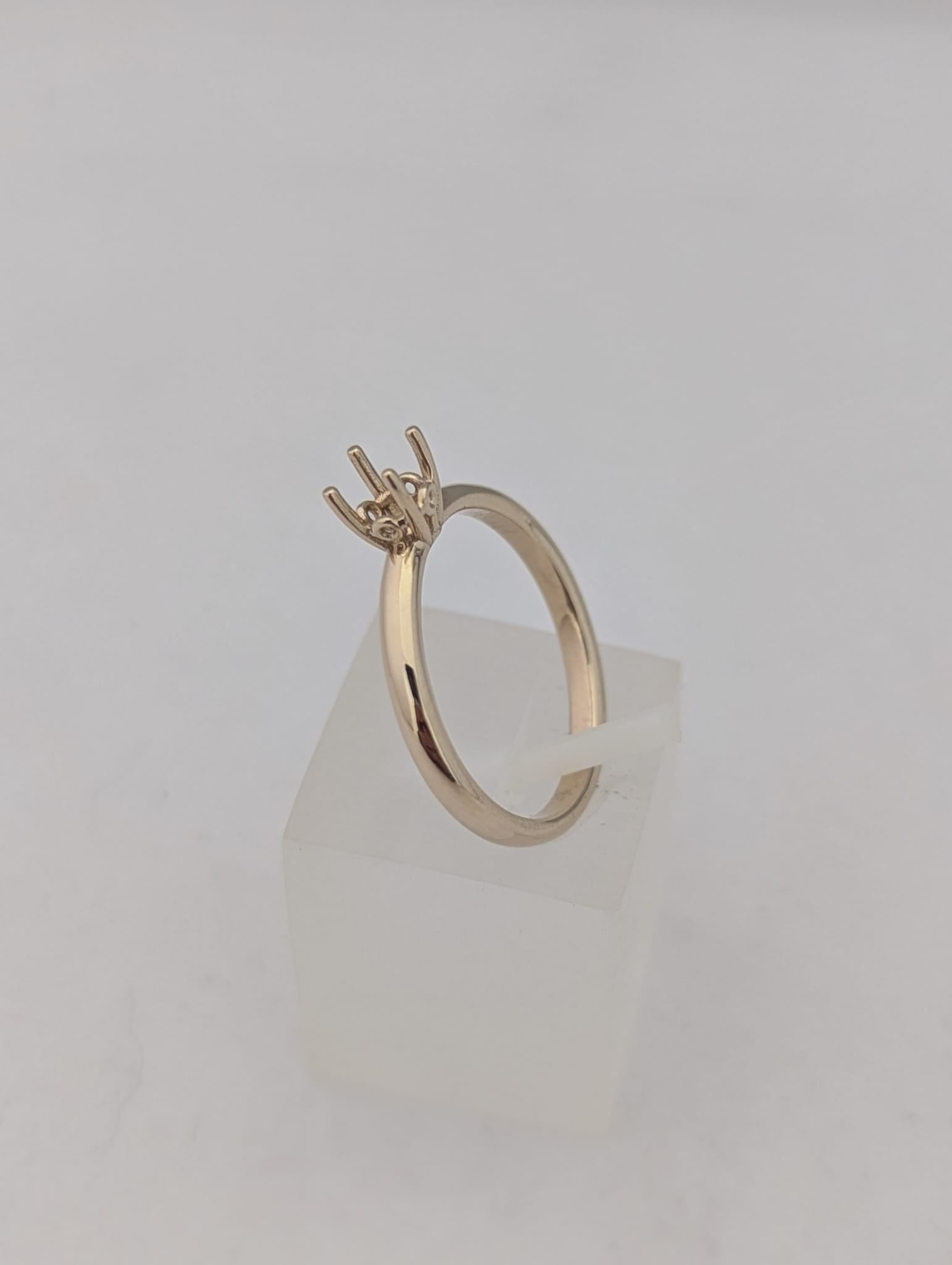 4 Prong Ring Mounting 18kt White Gold (for a 0.50ct round diamond)