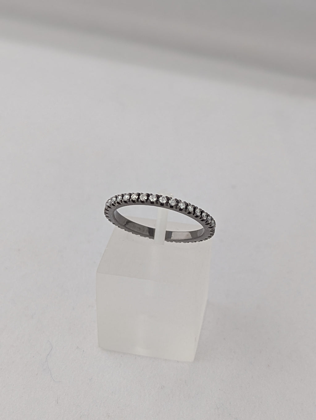 18kt Gold Eternity with Black Rhodium set in Polished Natural Diamonds with Brilliant Cut