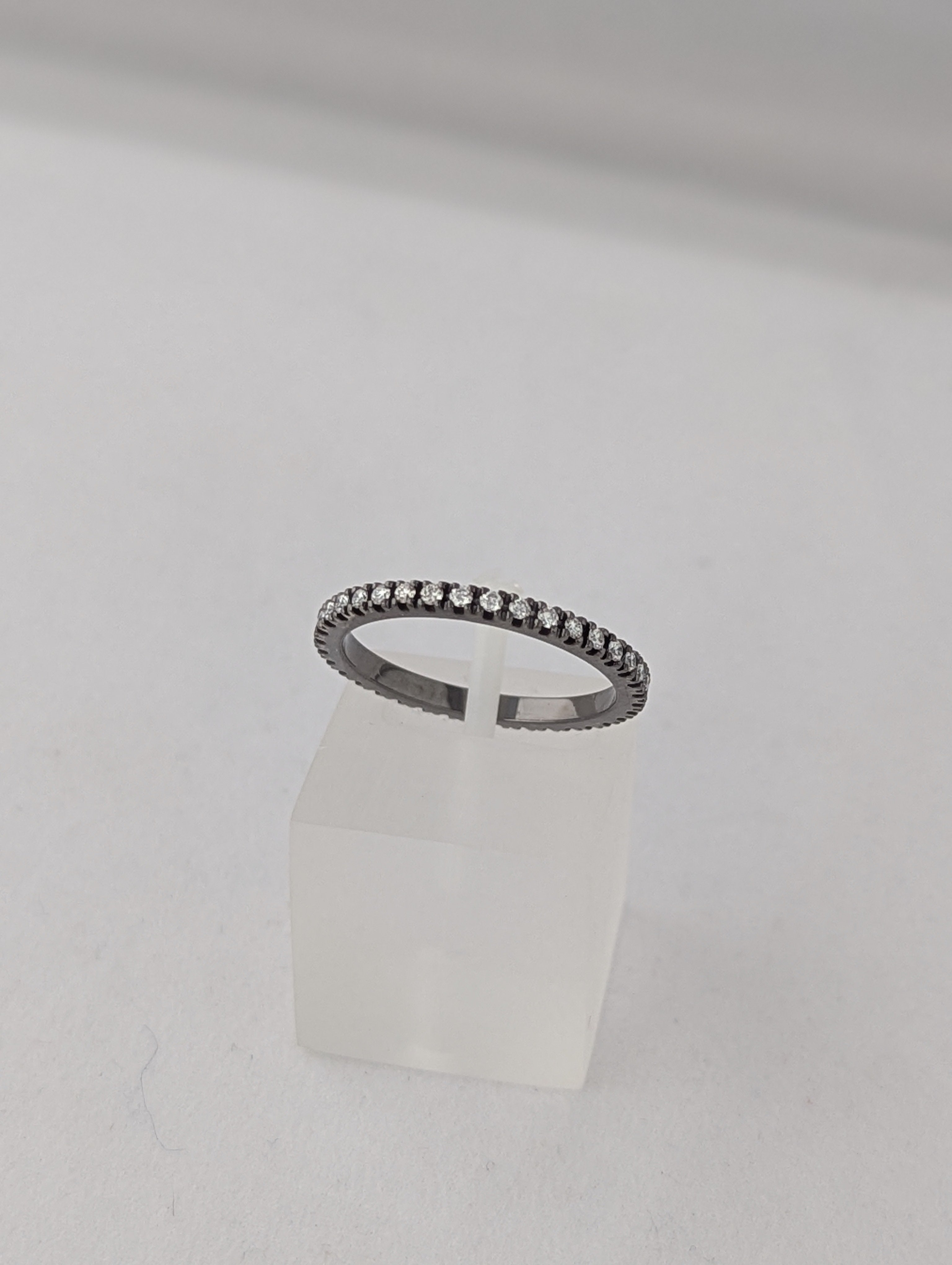 18kt Gold Eternity with Black Rhodium set in Polished Natural Diamonds with Brilliant Cut